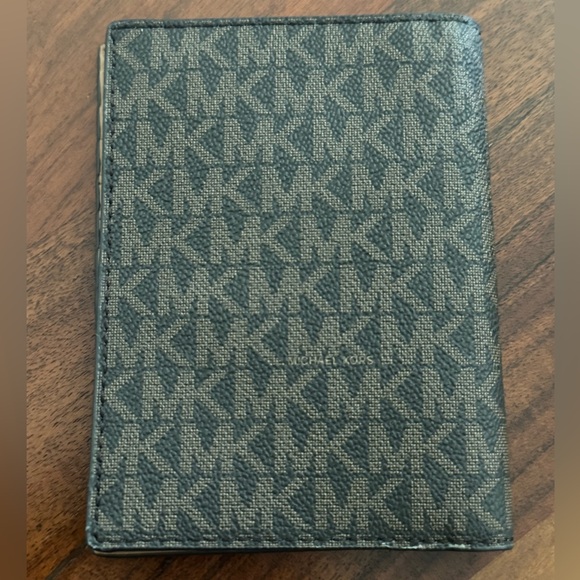 NWOT Michael Kors Canvas Jet Set Travel Passport Holder - Picture 2 of 5